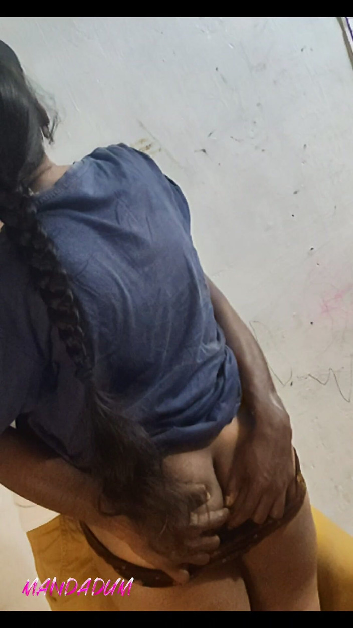 Mandadum: 그녀는 그녀의 이웃 집에 와서, 그는 그녀를 따먹어.