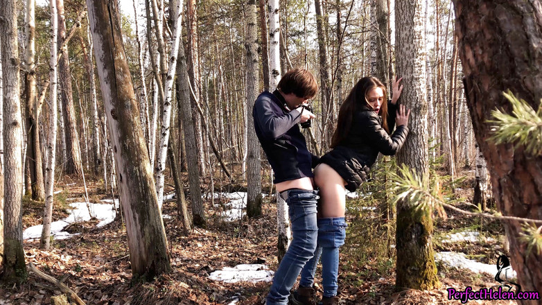 PerfectHelen: Une étudiante taille une pipe et baise avec un photographe dans...