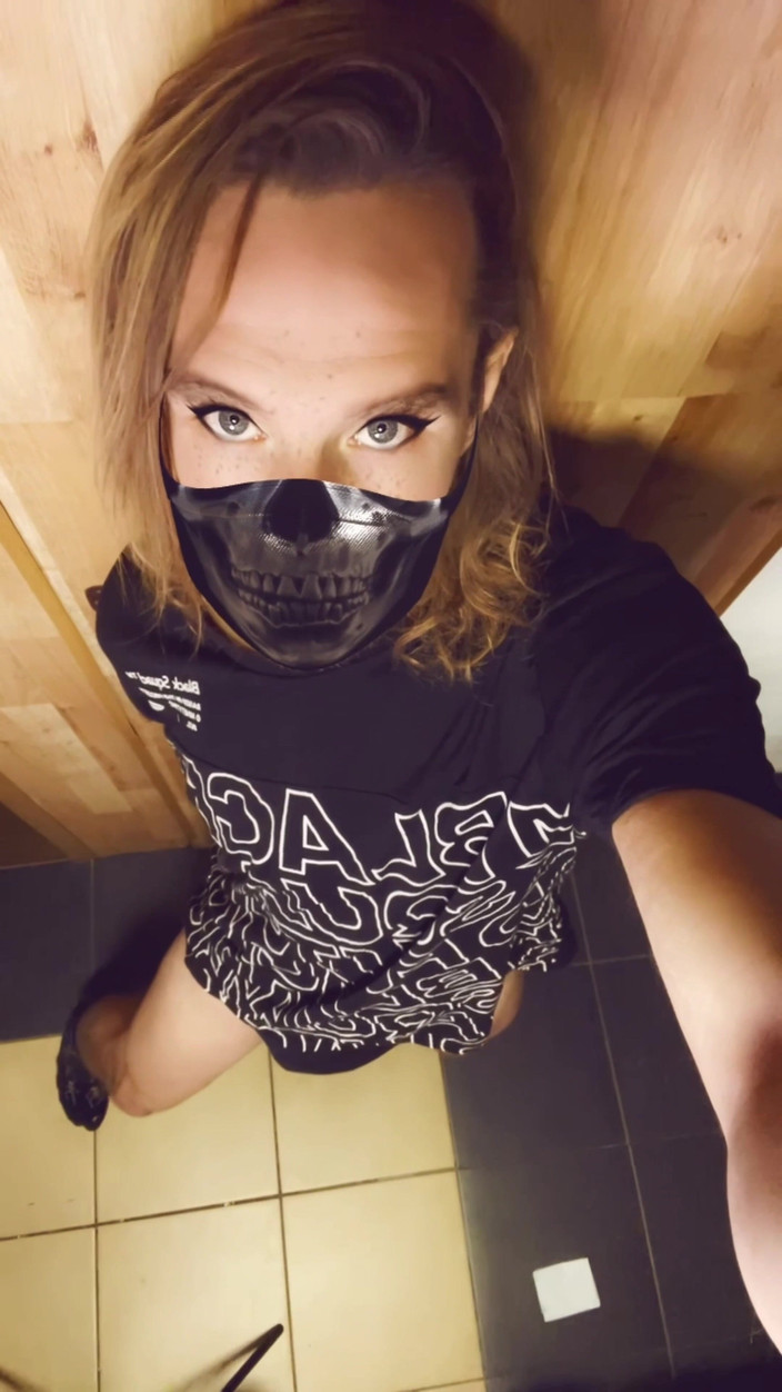 FemboyLoveU: Berry dia suka meletakkan segalanya di antara kakinya