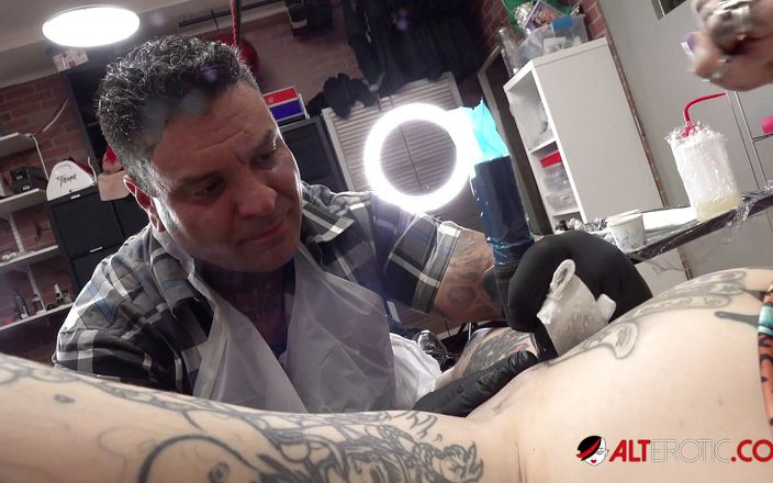 Alt Erotic: Tatuada gostosa River Dawn Ink recebe uma nova tatuagem na...