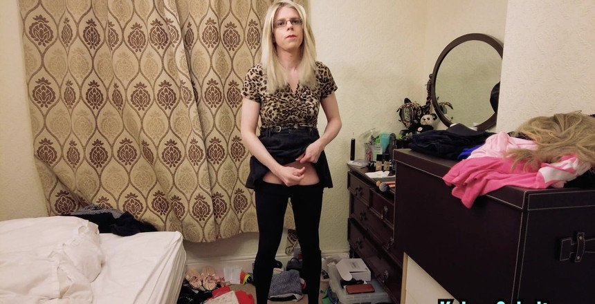 KelseyCobalt: 我在卧室里穿着不透明的紧身衣变得饥渴