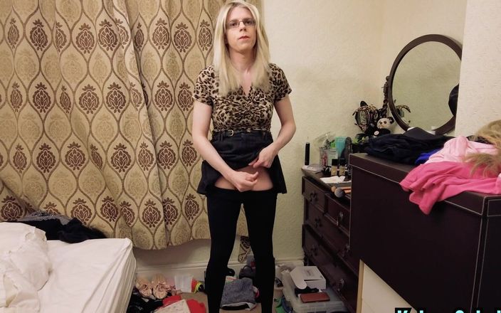 KelseyCobalt: I got horny wearing my opaque tights in my bedroom