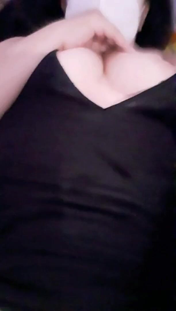 MIA_BEGUM_H: Woman masturbates on video call