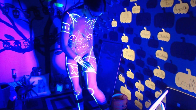 Lacey Bloom: Живий чорний світловий фарба для тіла, шоу 4256