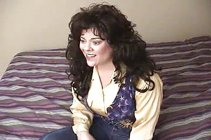 Radical: Une salope mature sexy et pulpeuse suce une bite comme...