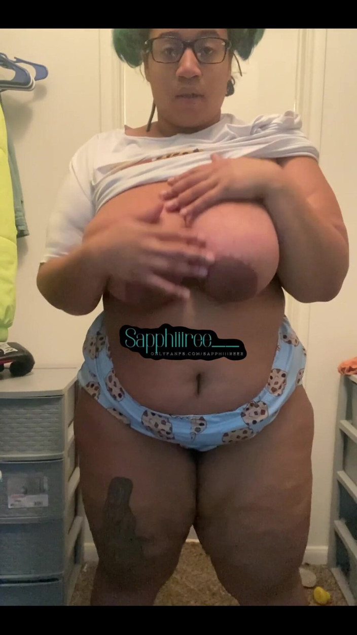 Biggdebbie solo: Cewek semok kulit putih suka goyangin pantat montok itu