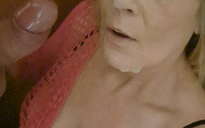 Milf-T: Nenek seksi dihadiahkan dengan pancutan muka