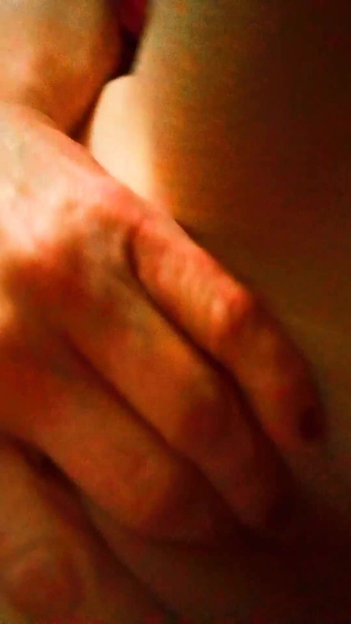 Bombstick and Trouble: Sexy blonďatá MILFka si prstí její perfektní oholenou kundičku