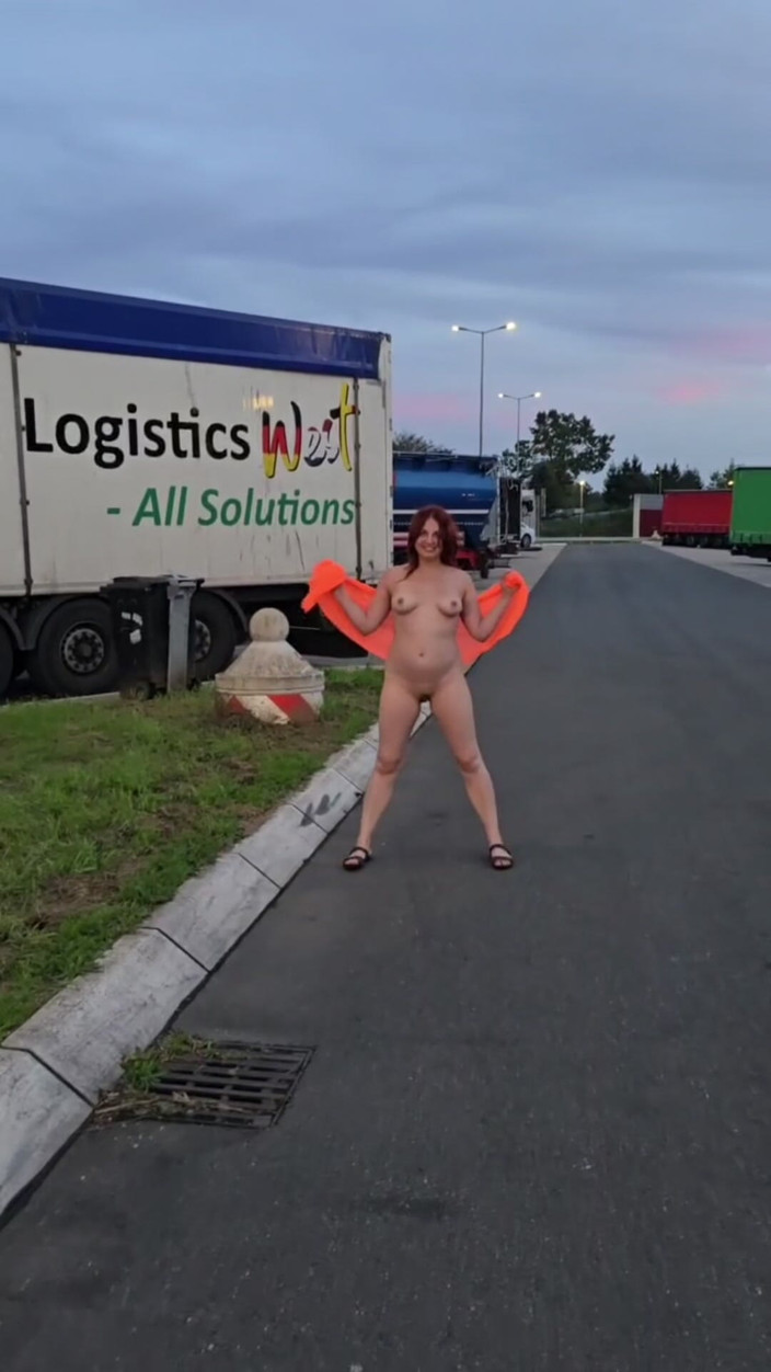 Elena917: Europa resa kul Kollektion - nakna promenader, stansning i bil, kul...