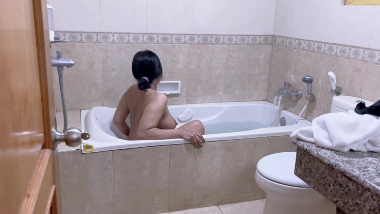 Nadalyne: Góa phụ xinh đẹp scandal làm tình trong phòng tắm với...