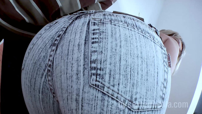 Sextermedia by Pete: Blonďatá Hospodyňka S Ochotnou Kundou