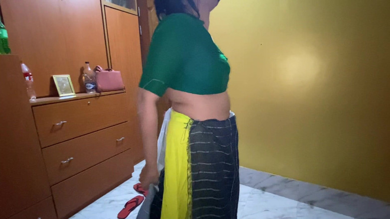 Tasnim Zara: Una mujer bengalí preparándose para comprar