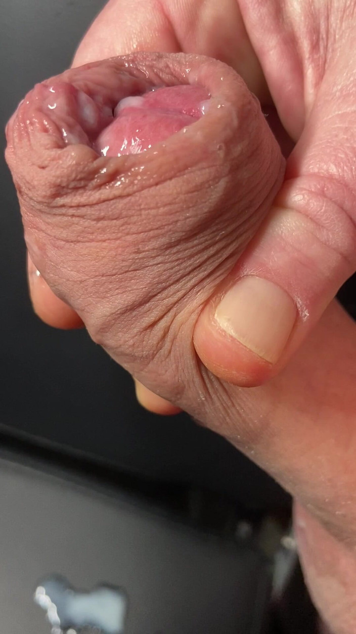 Foreskinguy: Un enorme prepuzio non tagliato si masturba con il cazzo