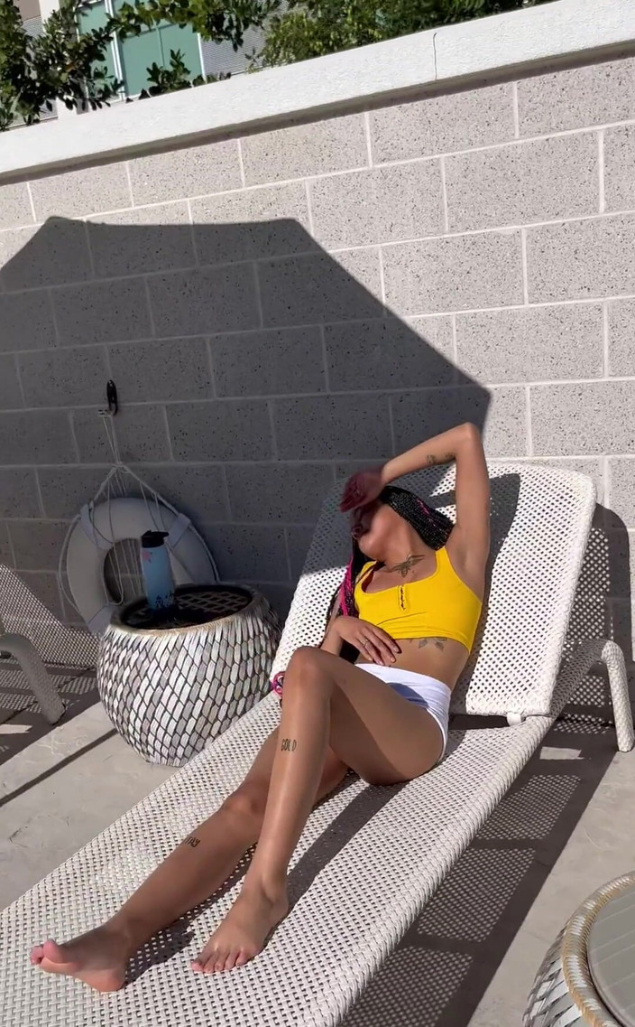 Slut me out: Atrapado un malo en la piscina