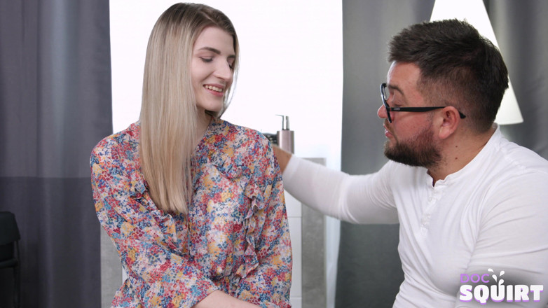 Doc Squirt: Doc helps innocent hottie reach a strong squirting orgasm