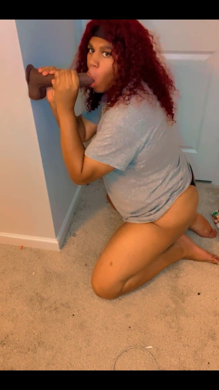 Hicktown_hoochi: Op mijn knieën een grote zwarte lul dildo zuigen