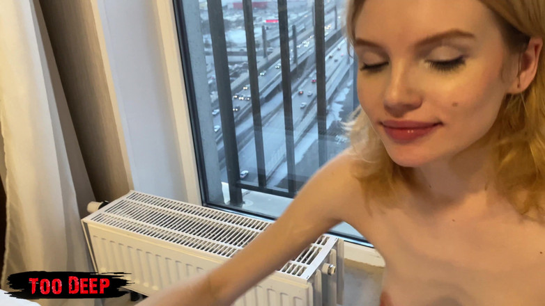 Too deep: 真正的家庭视频第一人称视角 - 苗条少女和她美味的口交