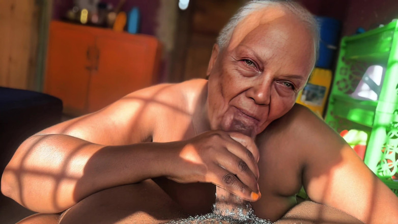 BongoXXX: Cachonda Tetona Grandota Tiene El Coño Mojado De La Abuela