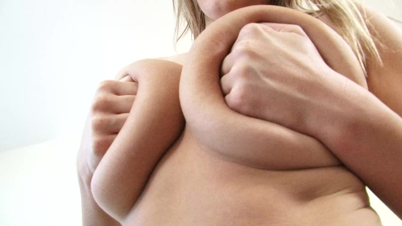 Very hot hardcore: Svůdná kočka se svléká a ukazuje svá prsa