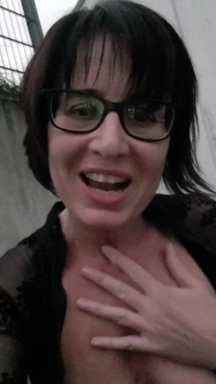 JulieEroticDress: ホットドレスでバルコニーに噴射