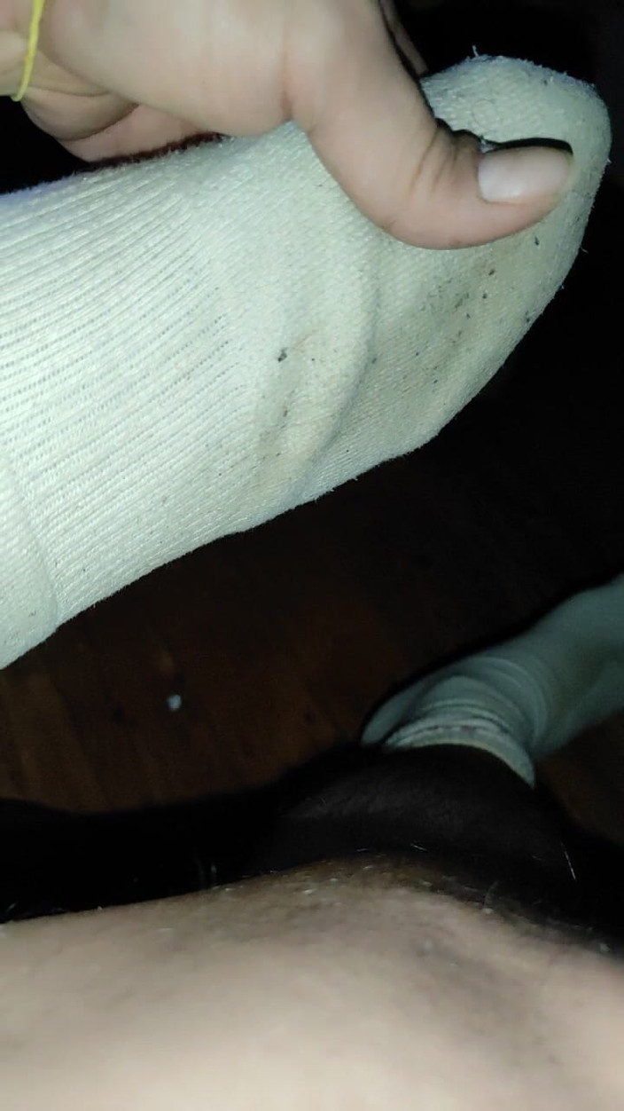 SmokedAlloy2: Les chaussures de sport et les chaussettes blanches ressemblent à du...