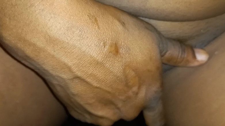 Super sexy ebony cuties: Aku lagi asik fingering memek bebaskku di luar ruangan sambil...