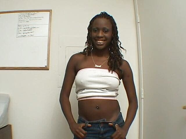 Radical Interracial: Gorąca murzynka laska ssie białą kiełbasę