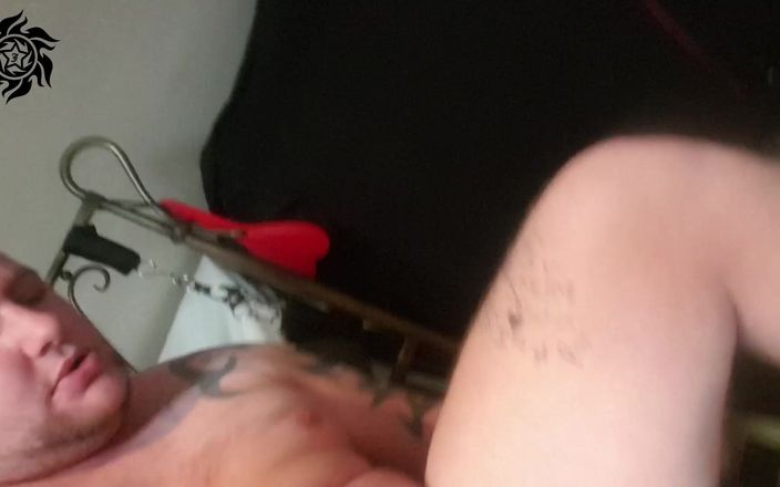 Jimbob Star Productions GAY: Jimbob fodendo sua buceta apertada com cinta-caralho