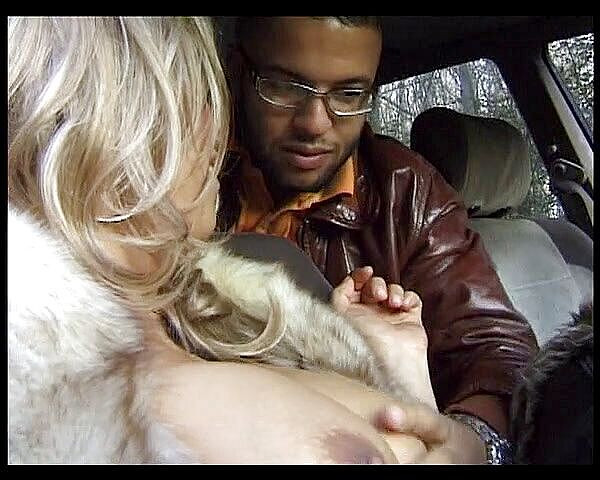 Horny TS babes: 他的女友给变性人汽车口交