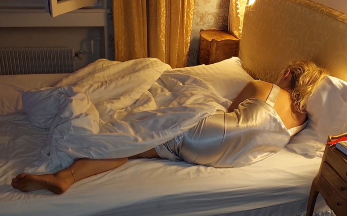 Selena701: Isteri blonde amatur matang dan permainan seks di atas katil