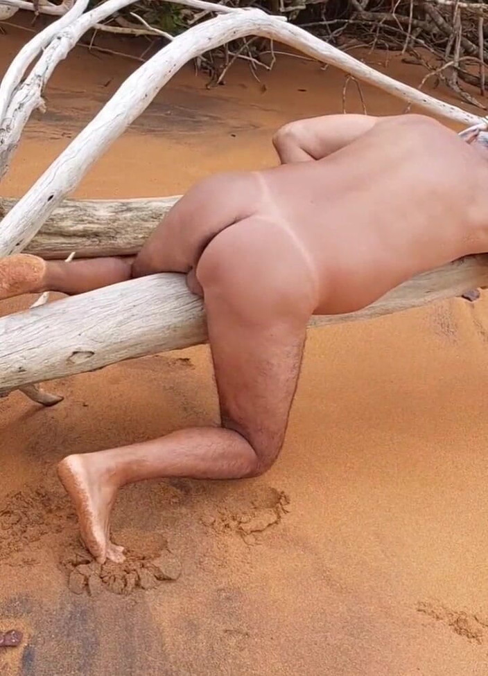 Ladysilvas: Ladysilva समुद्र तट पर नग्न होकर आओ मेरी हॉट गांड चोदो