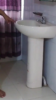 Une étudiante indienne innocente de 18 ans se fait baiser par un mec de ménage à la maison pendant qu’elle porte une robe d’université