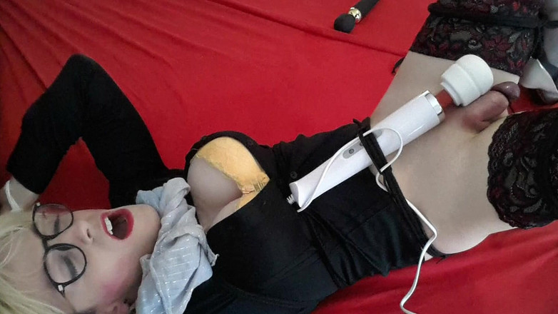 TV_Helena: Tranny bunden med sexleksak måste sperma