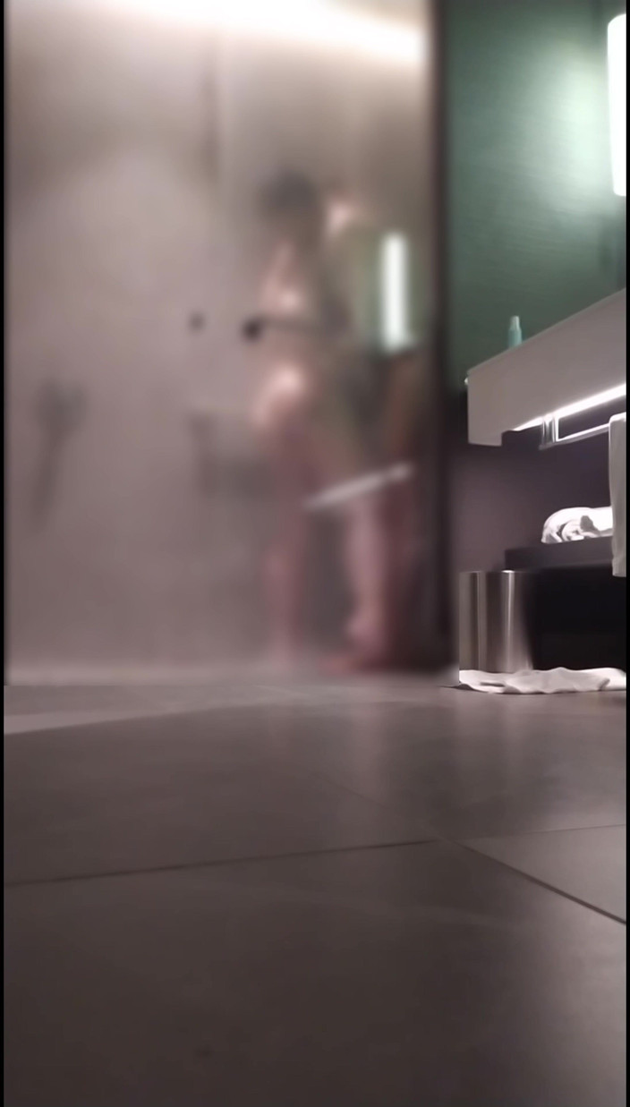 Lily & Theo: Mulher casada curtindo com seu amante no chuveiro e recebendo...