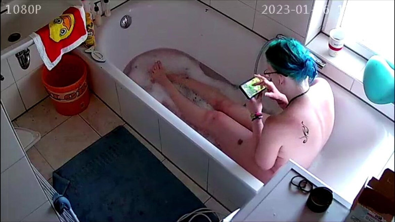 KittieNoOne: Erwischt wieder beim sexting in der wanne