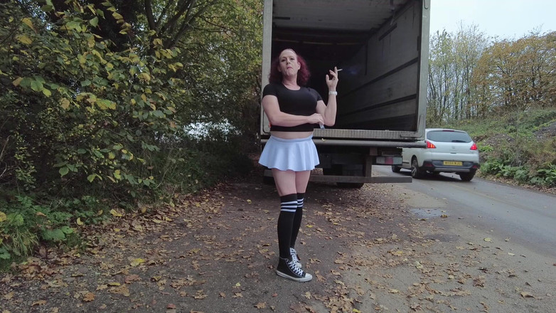 Mistress Jodie May: Fată patinatoare care se expune, se pișă și fumează în aer liber