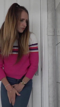 In jeans eingesperrt, benetzende pinkel-verzweiflung