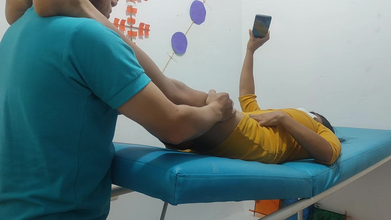 NEGRITA SEXY: ヒッピーがマッサージをしてくれて、追加のセックスサービスを頼みました。