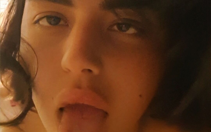 Esmer Tarcin: Ahageo masturbuje v koupelně