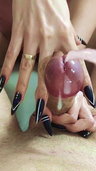 Orta yaşlı seksi kadın üvey oğlundan dikkatlice sperm çıkarıyor