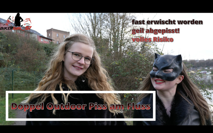 Bikergirl_97: 강가의 젖은 보지 2개에서 핫한 더블 오줌