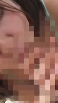 La teen mora fa un pompino salivoso appassionato sul letto