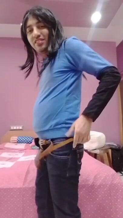 Cute & Nude Crossdresser: Sevimli kadın kılıklı travesti kadın tatlı yatak odasında tatlı lolipop.