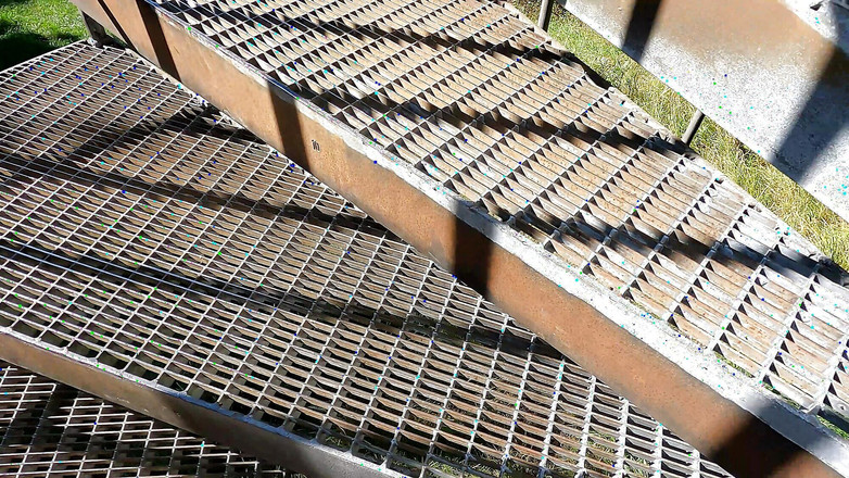 Bouncy Tits Action: Camicetta fino alle tette nella torre del vecchio cavaliere