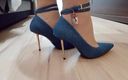 High Heels Kingdom: Crossdresser camina en sexy blue jeans apuntando tacones altos con...