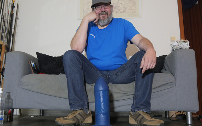 Qualzucht: 巨大なディルドで自発的な楽しみ 33 x 10cm