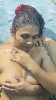 Casal quente toma banho no banheiro