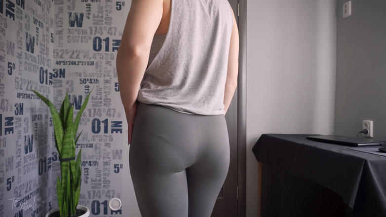 Teasecombo 4K: Zinde orta yaşlı seksi kadın taytlı görünür külot çizgilerini azdırıyor