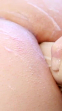 Đút nắm tay vào lỗ hậu trong phòng tập thể - đút đôi vào mông nô lệ của các chàng trai