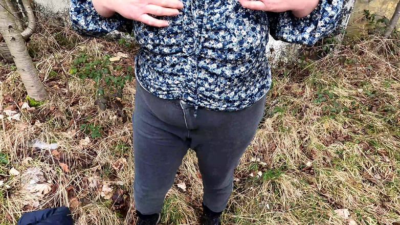 Bouncy Tits Action: Karanie jej cycków na patrolu granicznym NRD